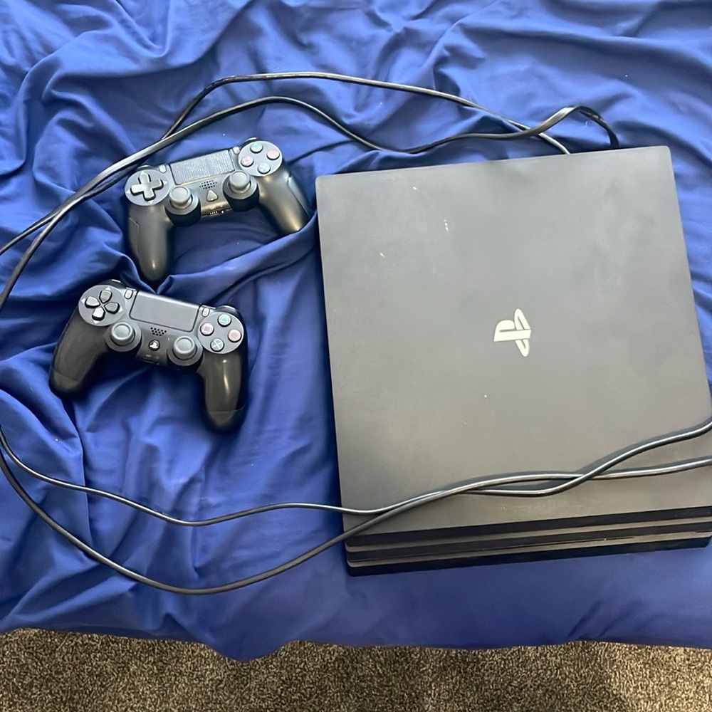 PlayStation 4 Pro 1 Tb With 2 controllers